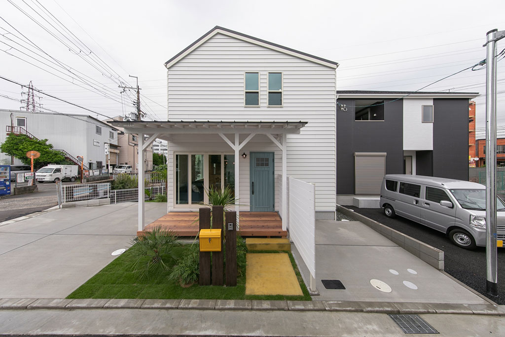 カリフォルニア風の外観と温かな印象の住まい